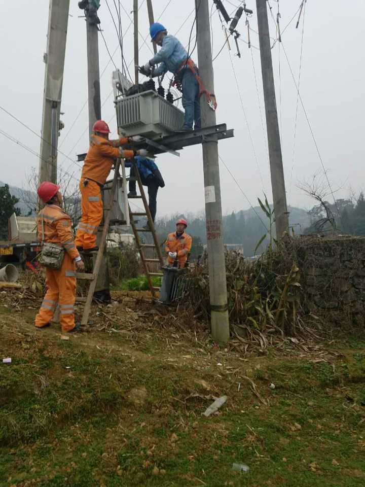 守護(hù)燈火，電力人在行動(dòng)——松桃供電局一線(xiàn)員工春節(jié)保電側(cè)記