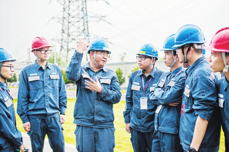 廣東電網(wǎng)東莞供電局變電管理二所檢修一班副班長何滿棠：“以匠人之心，守一畝三分地”