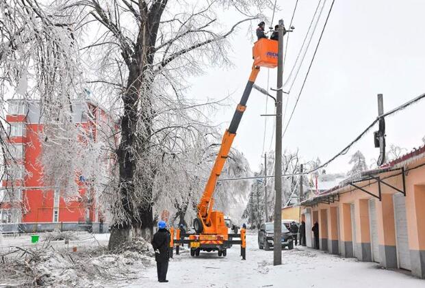 受強雨雪大風冰凍天氣影響，吉林延邊全力搶修供電線路
