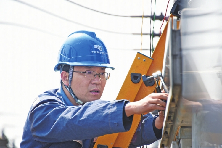 【全國勞動(dòng)模范】廣西電網(wǎng)公司桂林供電局變電檢修班作業(yè)師 彭彥軍