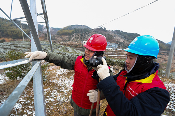國網寧?？h供電公司：踏冰踩雪巡線忙 保萬家燈火明