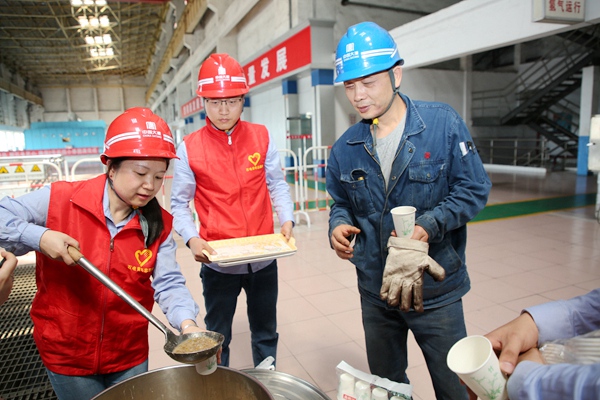 大唐石門發(fā)電公司給B修現場“送清涼”