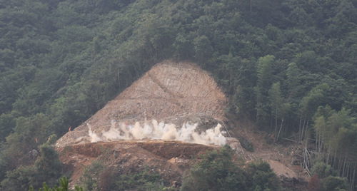 中國安能三局重慶公司桐城項目部首爆成功，項目建設駛?cè)搿翱燔嚨馈? width=