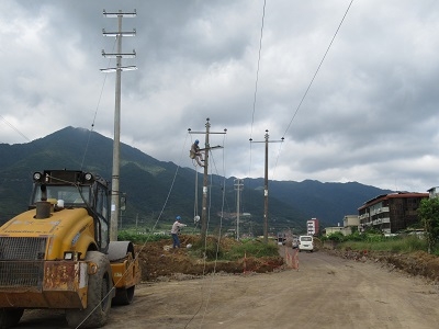 國網龍巖永定區(qū)供電公司線桿遷改 護航學子“求學路”