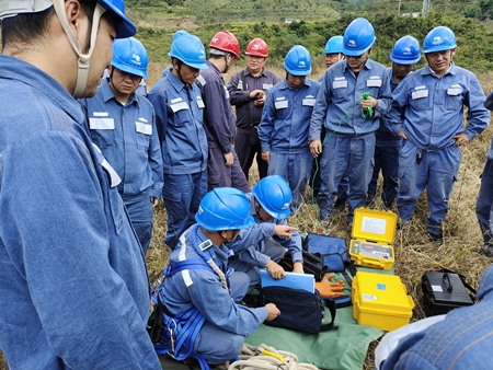 鳳慶供電局開展接地電阻儀、直流試送儀的培訓(xùn)