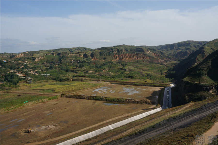 煤矸石填溝造地，千畝溝壑變良田