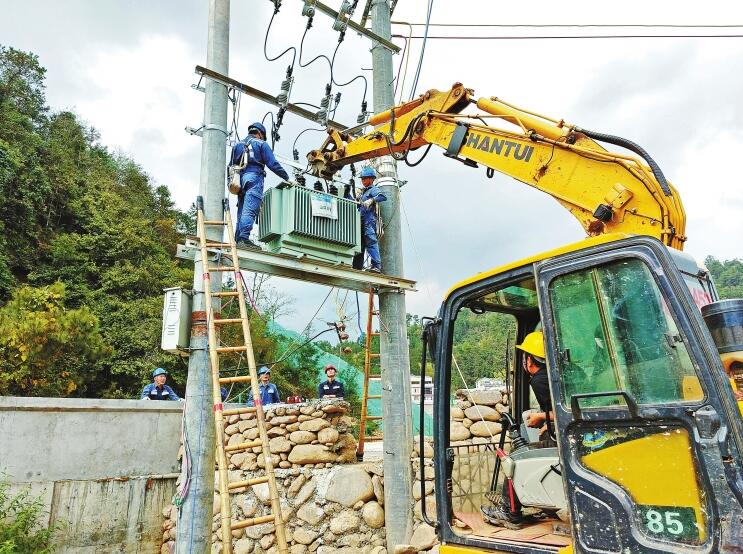 南方電網公司加強農村電網建設，以充足電力激發(fā)鄉(xiāng)村活力