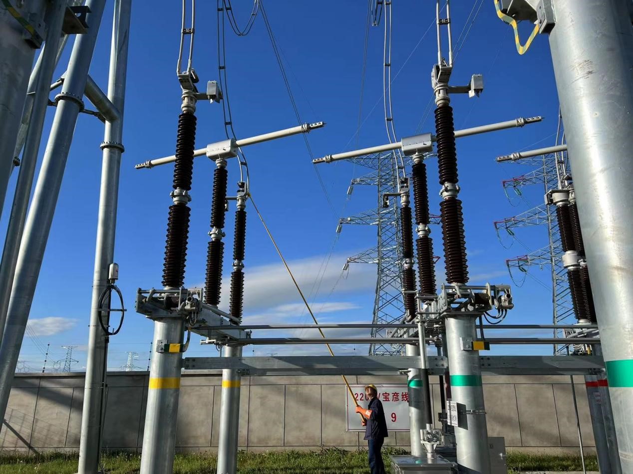錫林郭勒超高壓供電公司圓滿完成塔寶I、II線間隔啟動(dòng)工作