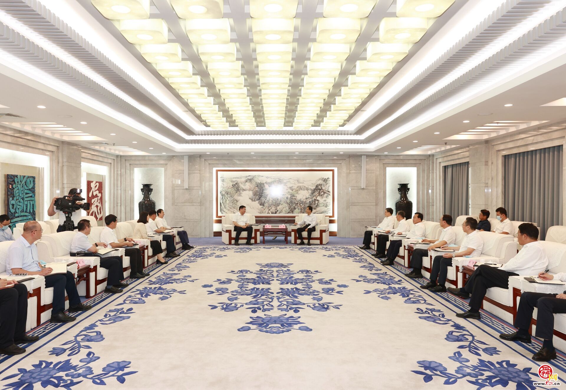 山東省委常委、濟南市委書記劉強會見國網山東電力公司董事長、黨委書記蔣斌一行