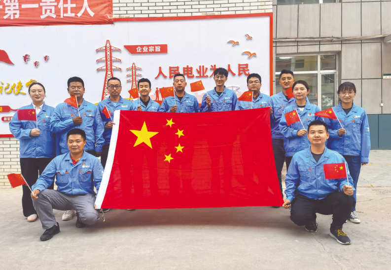青海化隆縣供電公司：與國(guó)旗合影 向祖國(guó)告白