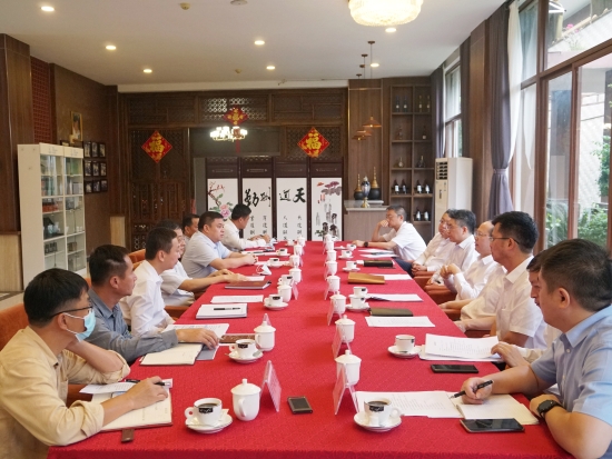 中國(guó)電建黨委常委、副總經(jīng)理徐鵬程與海南萬寧市委書記蓋文啟、市長(zhǎng)王三防座談
