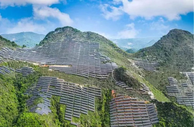 全國(guó)首例！吉電股份“大容量、高坡度”集中式山地光伏項(xiàng)目并網(wǎng)