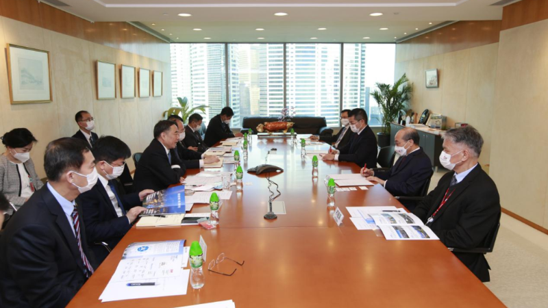 中國能建黨委書記、董事長宋海良會(huì)見港燈電力投資行政總裁尹志田  　　來源：中國能建廣東院    　　2月21日，中國能建黨委書記、董事長宋海良在香港與港燈電力投資行政總裁尹志田進(jìn)行會(huì)談，就深化開展新能