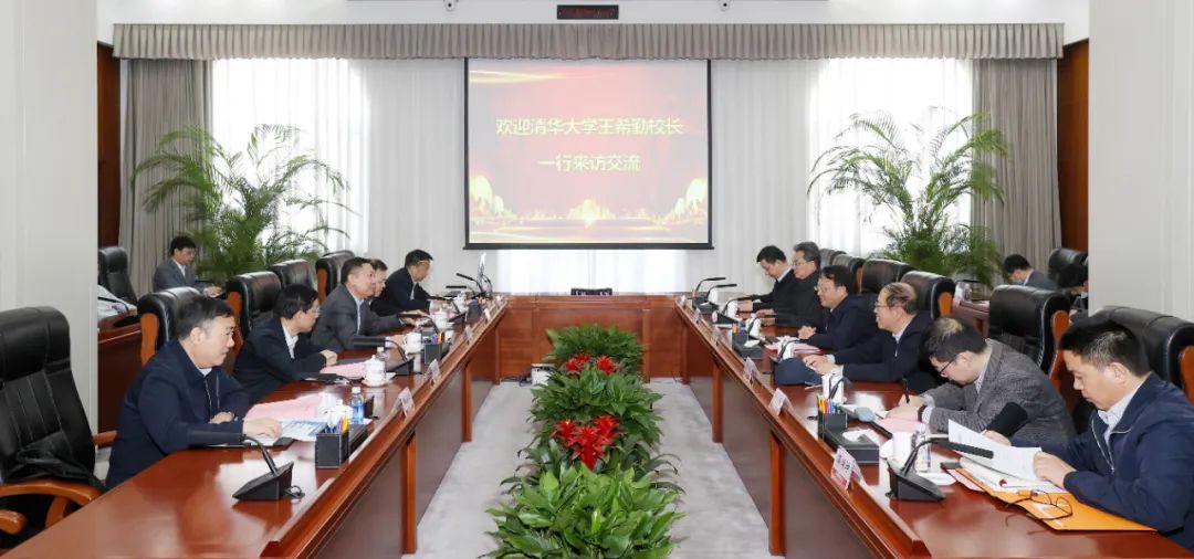 顧軍與清華大學(xué)黨委副書記、校長王希勤會(huì)談