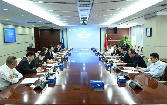 中國(guó)電建黨委常委、副總經(jīng)理劉源與中國(guó)建材股份副總裁王兵舉行會(huì)談