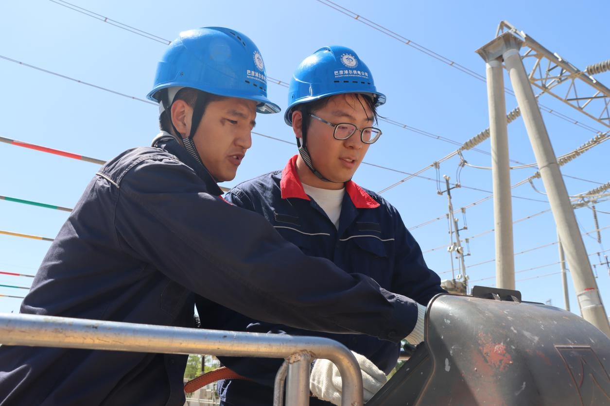 巴彥淖爾供電公司積極開展“傳幫帶”，老帶新傳接電力新時(shí)代
