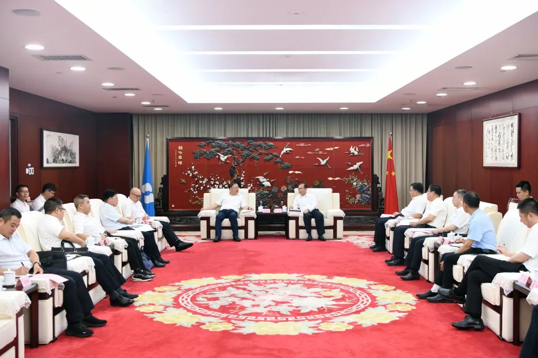 江毅與廣西壯族自治區(qū)人民政府黨組成員、國(guó)資委黨委書記秦如培舉行會(huì)談
