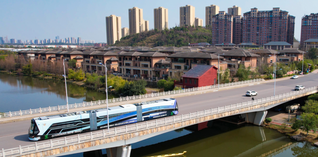 我國(guó)自主研制，全球首輛氫能源智軌電車(chē)“出?！?