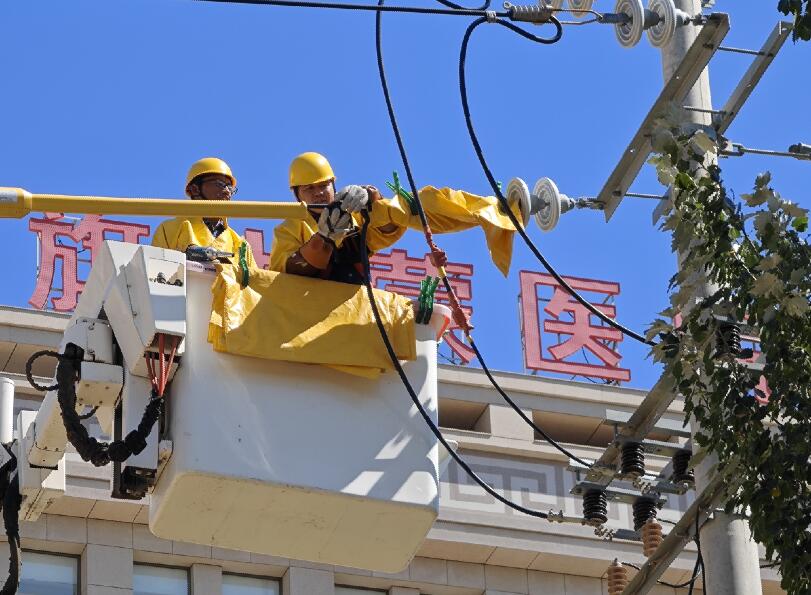 阿拉善供電公司迎夏峰帶電消缺，保醫(yī)電“汗”衛(wèi)民生