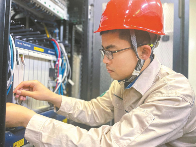肖云杰： 刻苦鉆研，他成了電力通信骨干