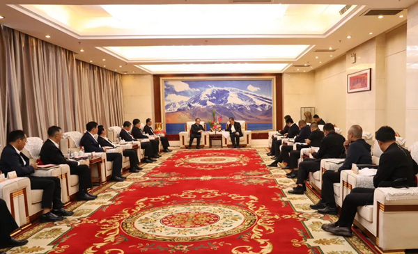 華電集團(tuán)黨組書記、董事長江毅與喀什地委副書記、行署專員艾尼瓦爾·吐爾遜舉行會(huì)談