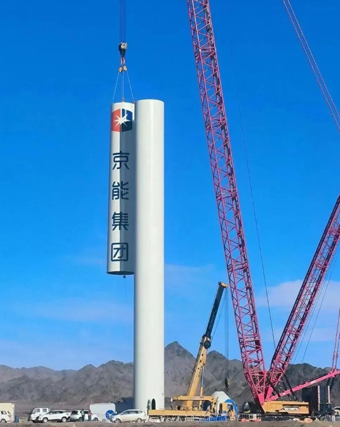 玉門(mén)樓兒山10萬(wàn)千瓦風(fēng)電項(xiàng)目首套塔筒順利吊裝