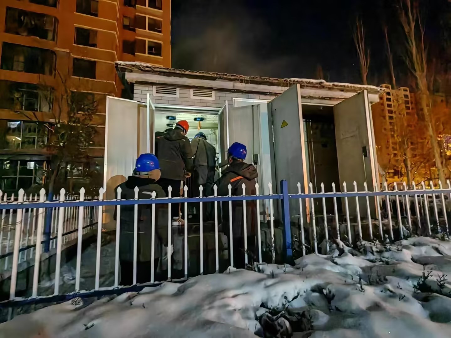 風(fēng)雪來襲入冬寒，電力搶修送溫暖