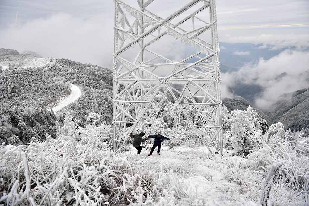 海拔1420米，電力“哨兵”風(fēng)雪中守護(hù)萬家燈火