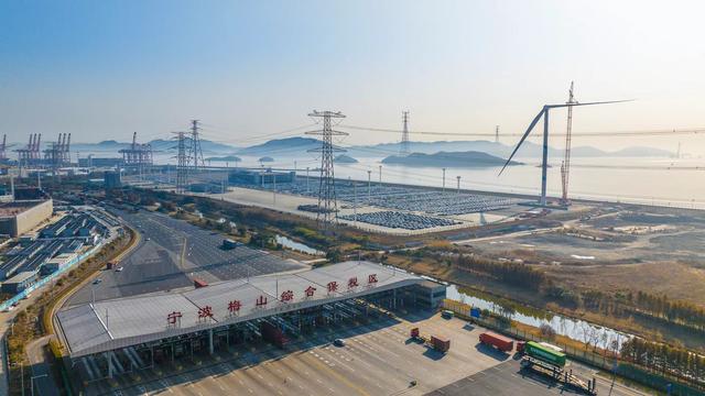 浙江省首個低碳碼頭示范工程首臺風機并網(wǎng)發(fā)電