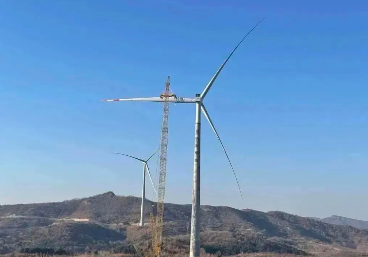 中石化起運(yùn)公司營口風(fēng)電項(xiàng)目首臺混塔圓滿吊裝！