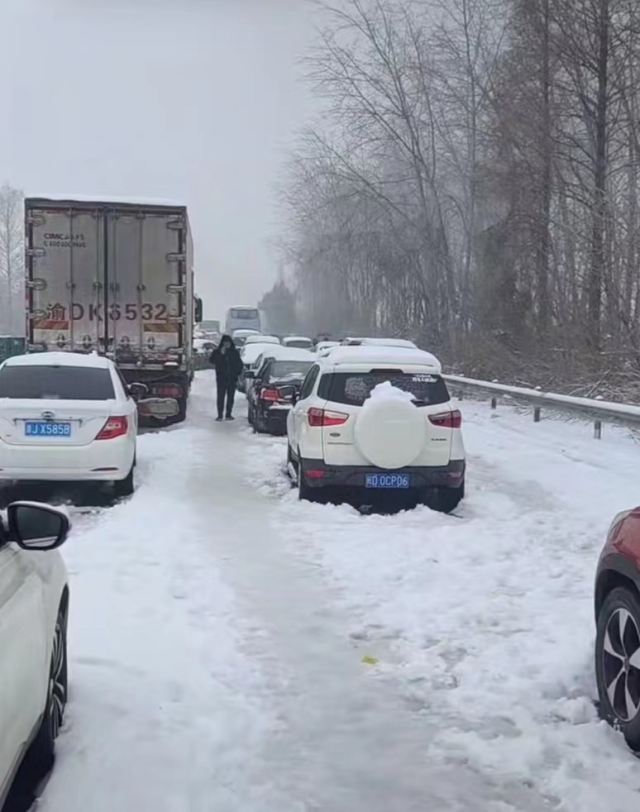 湖北凍雨暴雪導(dǎo)致高速公路堵塞，電動汽車再現(xiàn)“趴窩”