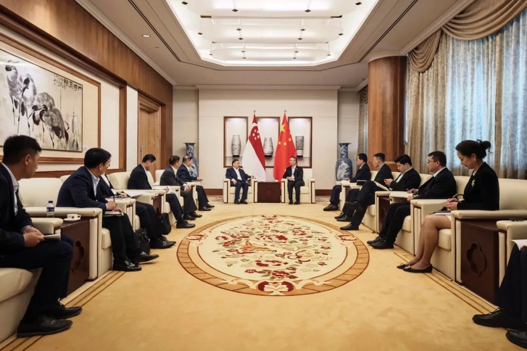 中國能建黨委書記、董事長宋海良與中國駐新加坡大使館臨時(shí)代辦朱憬會(huì)談