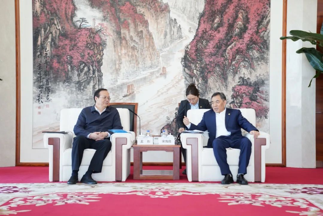 中國能建黨委書記、董事長宋海良與歐洲自然科學(xué)院院士、中國發(fā)展研究院院長王彤會(huì)談