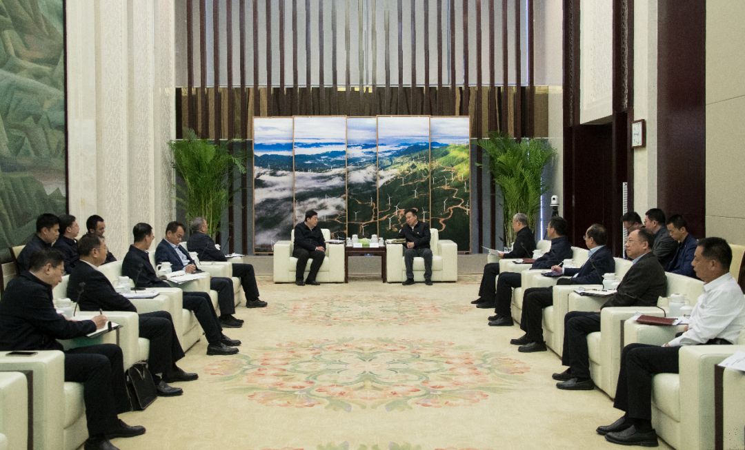 國(guó)家電投董事長(zhǎng)劉明勝、總經(jīng)理栗寶卿與國(guó)家電網(wǎng)公司董事長(zhǎng)、黨組書(shū)記張智剛會(huì)談