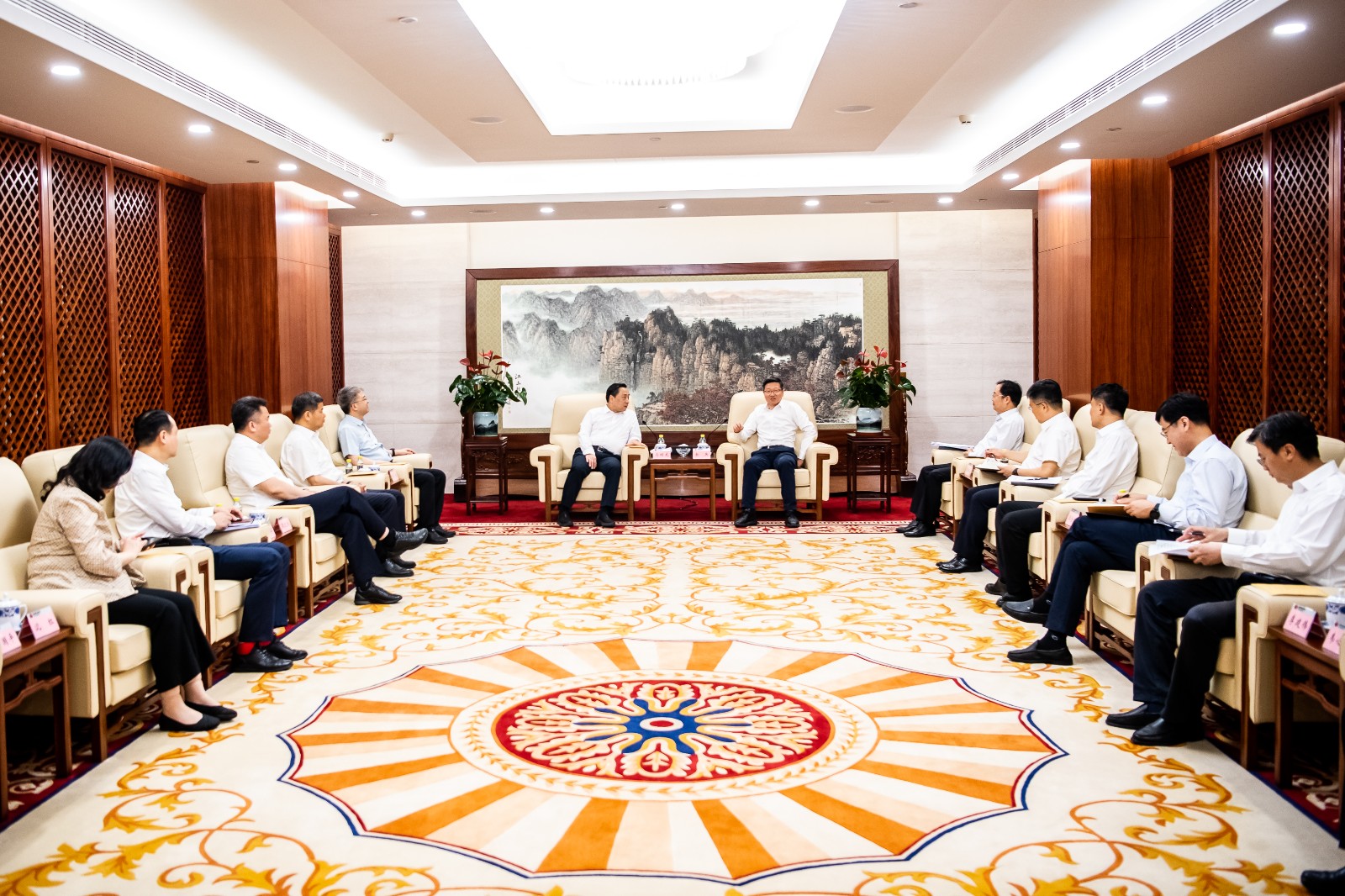 國(guó)家能源集團(tuán)公司總經(jīng)理、黨組副書記余兵會(huì)見鎮(zhèn)江市委書記馬明龍一行