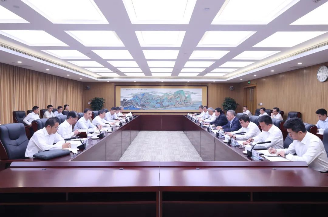 國(guó)家能源局黨組書記、局長(zhǎng)章建華赴國(guó)家電網(wǎng)公司調(diào)研迎峰度夏電力保供工作