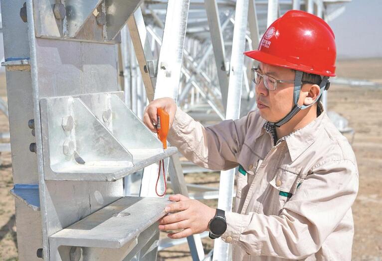 李俊：扎根一線(xiàn)建電網(wǎng) 當(dāng)好工程“大管家”