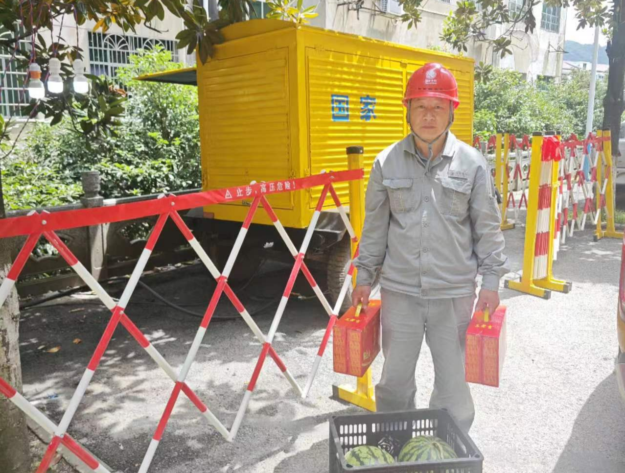 國網中方縣供電公司保電現(xiàn)場送清涼 情暖電力“陪考人”