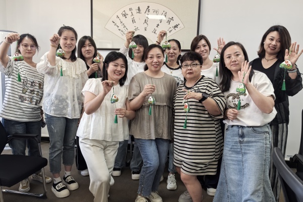 內蒙古電力集團烏海千里山供電公司工會蒙電愛心光明行，棕香傳情迎端午