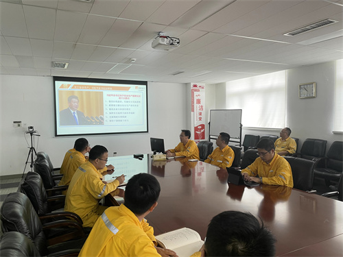 華潤電力南京公司黨委委員、副總經理陳超虎參加發(fā)電二部安全聯(lián)系日活動
