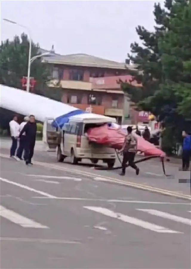黑龍江一面包車被風(fēng)電機(jī)葉片刺穿，知情人：車上載有7人