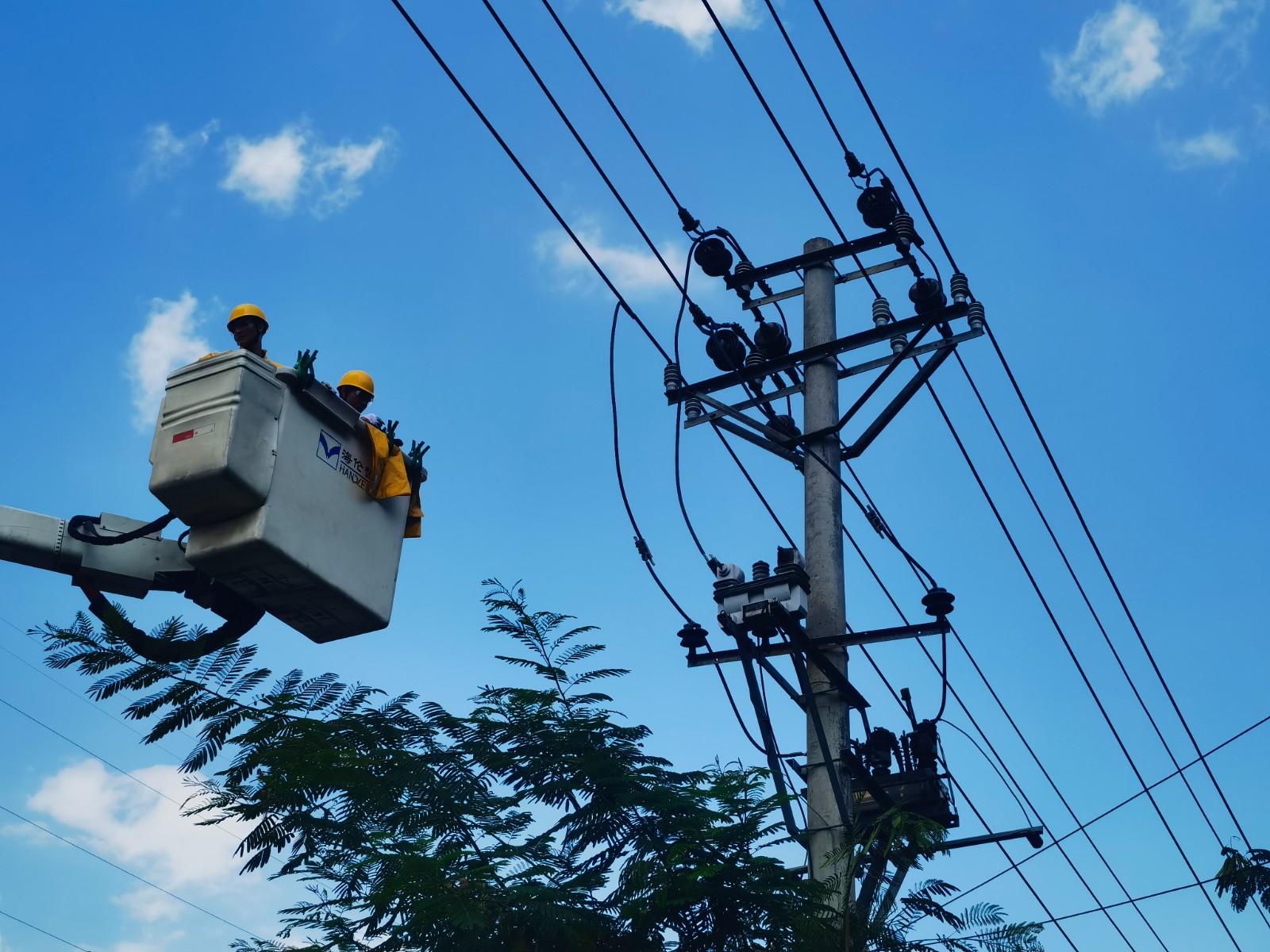國網中方縣供電公司帶電作業(yè) “汗”衛(wèi)清涼