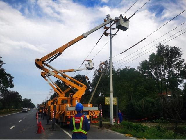 國網(wǎng)郫都供電公司“雙車”帶電緊急搶修，確保上萬群眾用電無憂