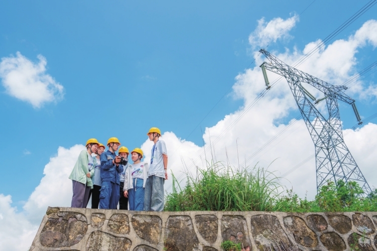 南方電網(wǎng)2024年港澳大學生、臺灣青年暑期實習項目圓滿結(jié)束