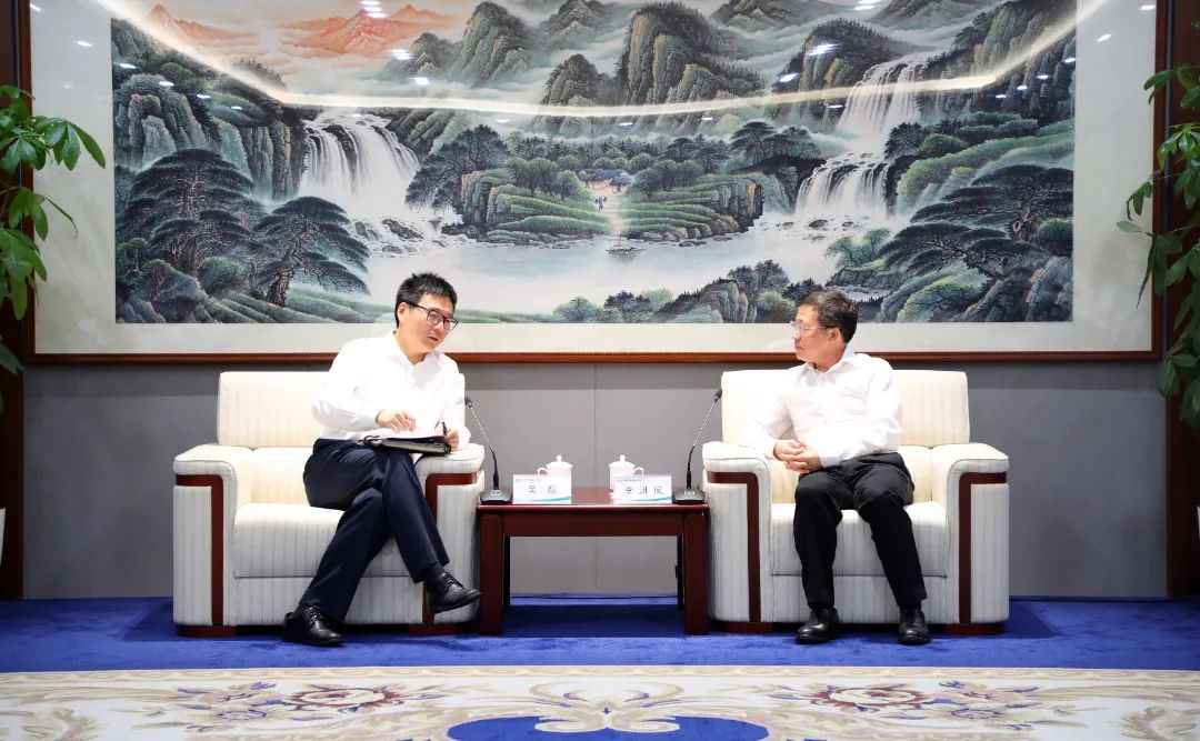 中國(guó)電氣裝備黨委書記、董事長(zhǎng)李洪鳳會(huì)見上海電氣集團(tuán)黨委書記、董事長(zhǎng)吳磊