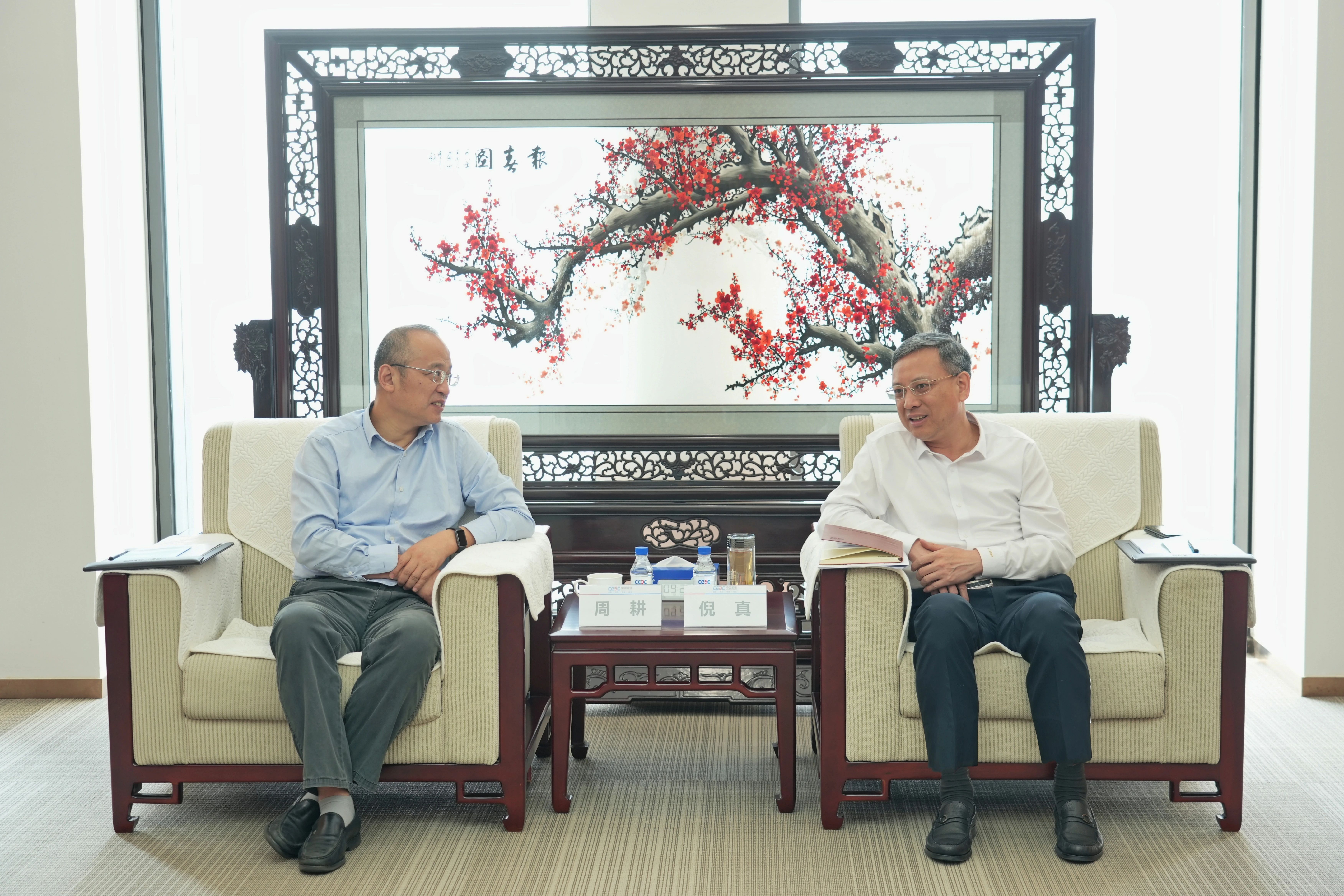 中國能建黨委副書記、總經(jīng)理倪真與武漢市硚口區(qū)委書記周耕會(huì)談