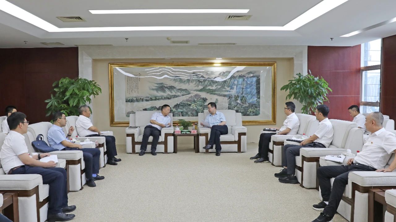 大唐四川公司黨委書記、董事長梁華與水電十局黨委書記、董事長范開平會談