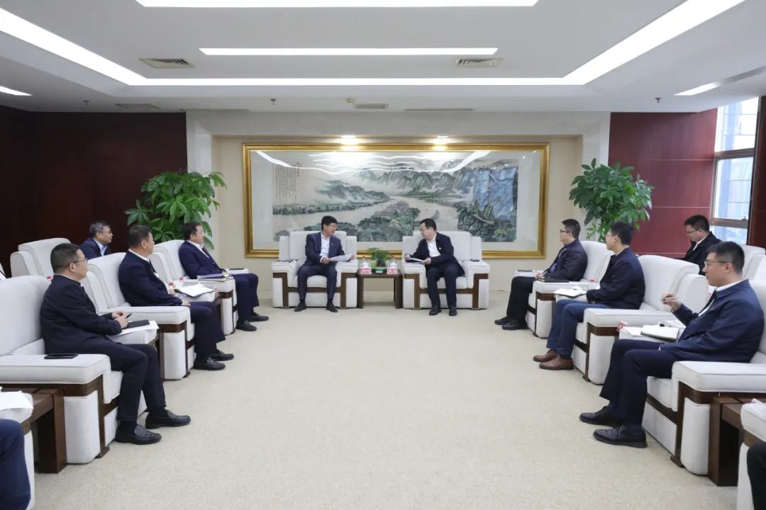 大唐四川公司黨委書記、董事長(zhǎng)梁華與中能建西南區(qū)域總部黨委書記、總經(jīng)理，中能建西南投資公司黨委書記、董事長(zhǎng)鄒小川會(huì)談