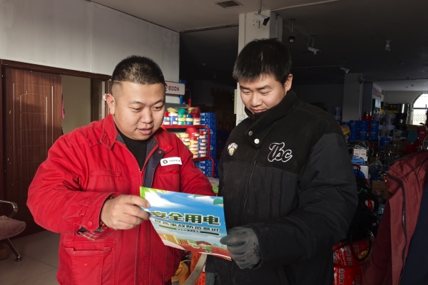 內(nèi)蒙古電力集團(tuán)烏海千里山供電公司蒙電愛(ài)心光明行，用電無(wú)憂進(jìn)社區(qū)