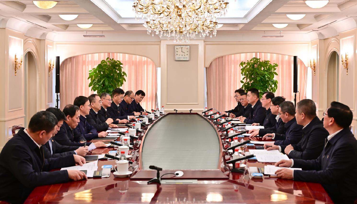 大唐集團(tuán)董事長(zhǎng)鄒磊、總經(jīng)理張傳江與中國(guó)安能董事長(zhǎng)陳奕輝、總經(jīng)理周慶豐會(huì)談